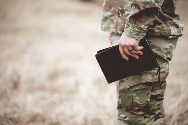 Eine Flache Fokusaufnahme Eines Jungen Soldaten Mit Einer Bibel Der — Stockfoto