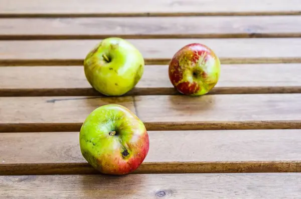 Drei Grüne Und Rote Äpfel Auf Einer Holzoberfläche — Stockfoto