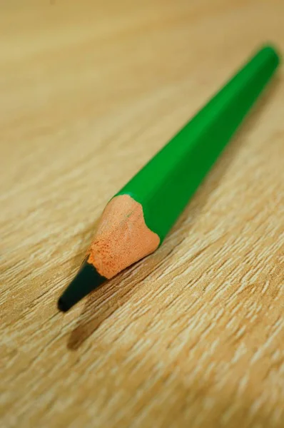 Een Verticaal Shot Van Een Groene Schilderstuk Potlood Een Van — Stockfoto