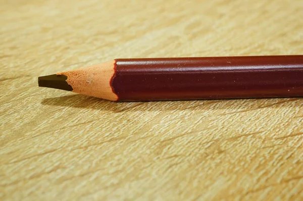 Nahaufnahme Eines Buntstifts Auf Einer Holzoberfläche — Stockfoto
