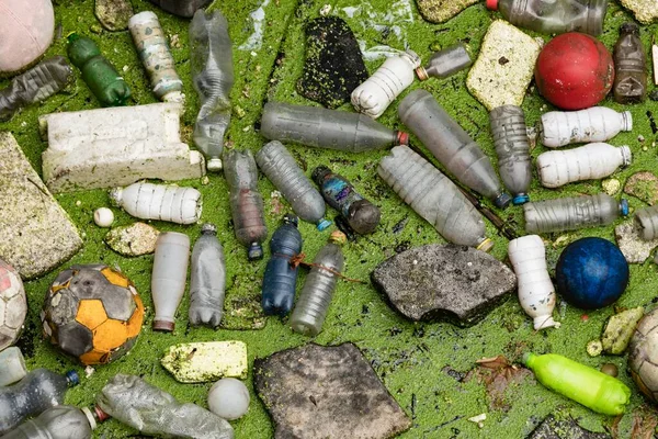 プラスチックボトルやボールの多くの高角度ショット プラスチック汚染の概念 — ストック写真