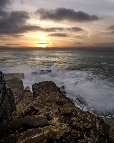 Eine Vertikale Aufnahme Der Felsen Auf Dem Körper Des Ozeans — Stockfoto