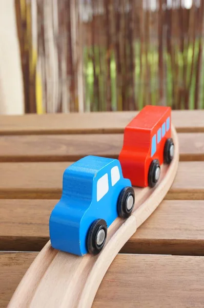 Vermelho Azul Brinquedos Ônibus Madeira Trilhas Uma Superfície Madeira — Fotografia de Stock