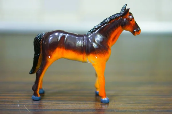 Tiro Close Cavalo Brinquedo Plástico Uma Superfície Madeira — Fotografia de Stock