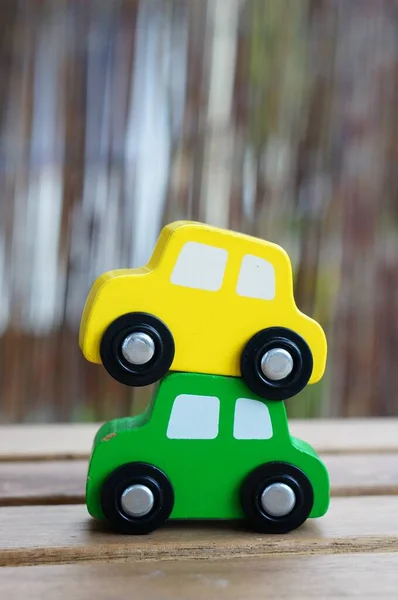 Carros Brinquedo Amarelos Verdes Uma Superfície Madeira Conceito Acidentes Carro — Fotografia de Stock