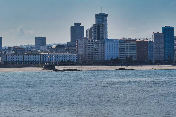 西班牙科鲁纳海滨建筑物的日间全景 — 图库照片