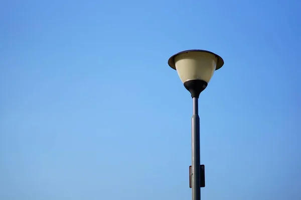 澄んだ青空の下で電気街灯の低角度ショット — ストック写真