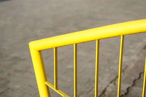 Gros Plan Balustrades Métalliques Jaunes Sur Trottoir — Photo