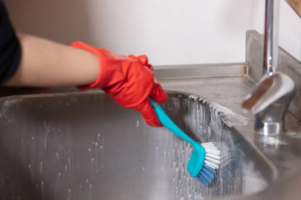 Una Persona Limpiando Fregadero Con Cepillo Azul —  Fotos de Stock