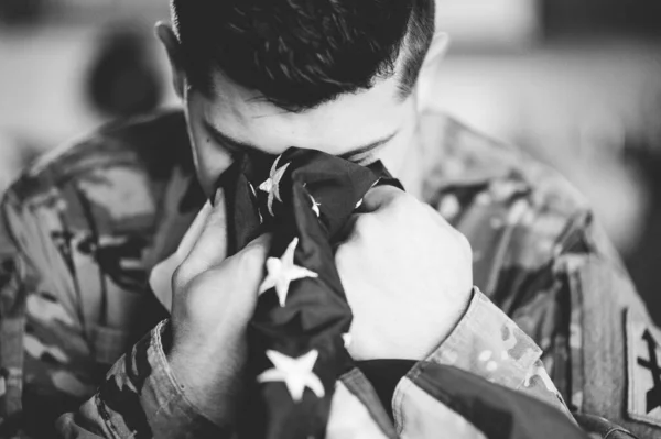 Tiro Tons Cinza Soldado Americano Chorar Rezar Com Bandeira Americana — Fotografia de Stock