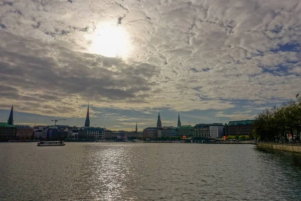 Río Binnenalster Rodeado Edificios Bajo Cielo Nublado Luz Del Sol — Foto de Stock