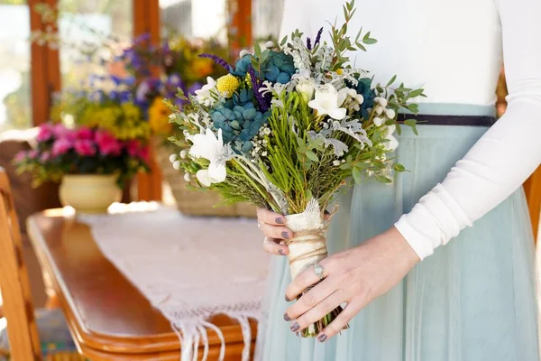 Gros Plan Mariée Tenant Bouquet Avec Belles Fleurs — Photo