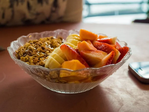 Prato Com Muesli Bananas Frescas Morangos — Fotografia de Stock