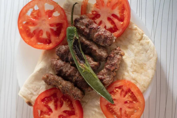 Górny Widok Strzał Kebab Chlebie Pita Plasterkami Pomidora Grillowanym Zielonym — Zdjęcie stockowe