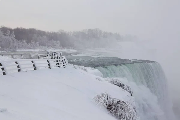 Bir Şelale Kışın Karla Kaplı Bir Park — Stok fotoğraf