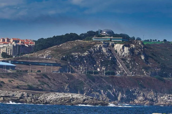 スペイン ガリシア州コルナの海の近くの岩の上の工業用建物 — ストック写真