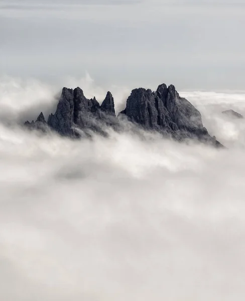 Montagna Dolomitica Italia Ricoperta Nuvole Bianche — Foto Stock