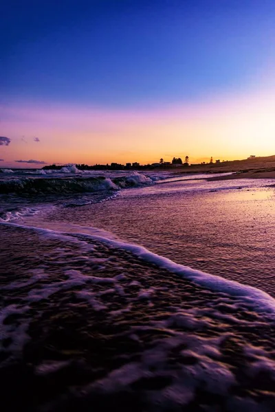 Krásný Záběr Scenérie Západu Slunce Pláži Jasnou Oblohou Pozadí — Stock fotografie