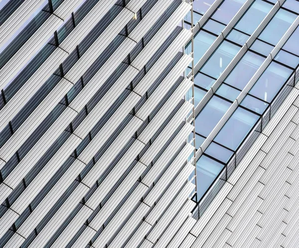 Egy Modern Felhőkarcoló Sok Ablakkal Nappal — Stock Fotó