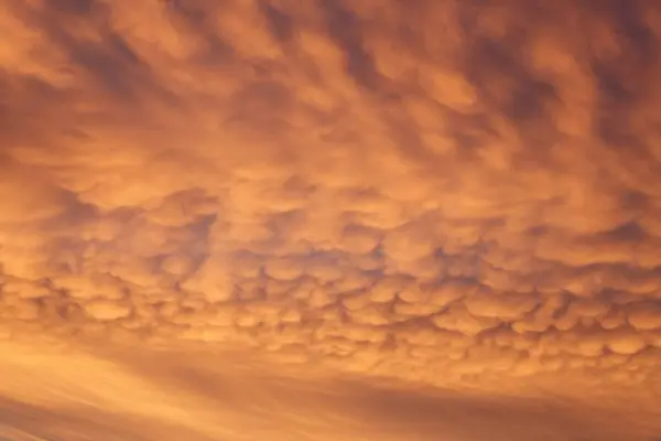 Una Hermosa Vista Nubes Vívidas Cielo Atardecer Perfecto Para Fondo — Foto de Stock