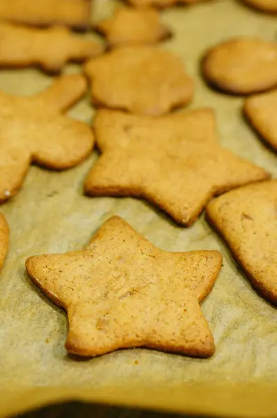 Een Verticaal Close Shot Van Gebakken Peperkoek Een Bakpapier — Stockfoto