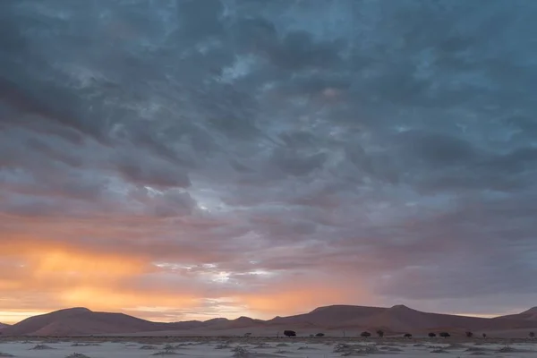 Una Amplia Vista Del Desierto Namib África Con Cielo Nublado —  Fotos de Stock