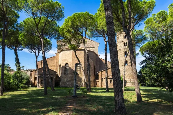 イタリア ラヴェンナのクラスにある聖アポリンレ大聖堂の外観と周辺 — ストック写真