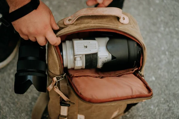 Ein Fotograf Zieht Ein Weißes Kameraobjektiv Aus Einer Kameratasche — Stockfoto