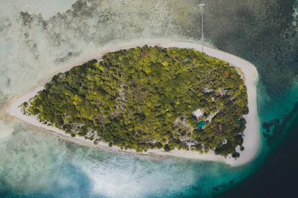 Een Eiland Bedekt Met Bomen Vegetatie Omgeven Door Oceaan — Stockfoto