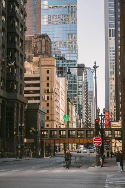 Una Ciudad Rodeada Varios Rascacielos Durante Día — Foto de Stock