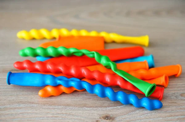 Veel Kleurrijke Ballonnen Verschillende Vormen Een Houten Ondergrond — Stockfoto