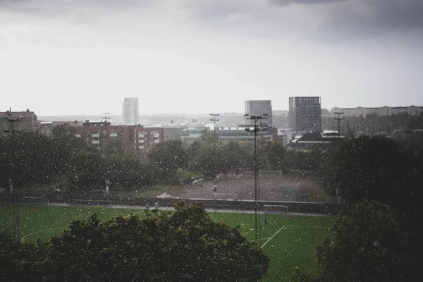 Paysage Urbain Terrain Football Travers Une Fenêtre Sale — Photo