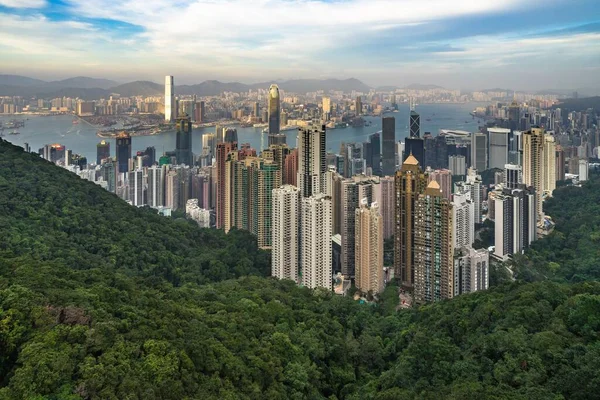 太陽の下のビクトリアピークから香港のスカイラインと中国の曇りの空 — ストック写真
