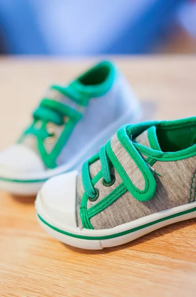Sebuah Gambar Closeup Vertikal Sepatu Bayi Permukaan Kayu — Stok Foto