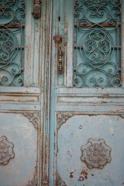 Vertical Shot Old Rusty Wooden Door Carvings Beautiful Patterns — Stock Photo, Image