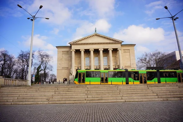 Poznan Poland 2020 Şehir Merkezindeki Grand Theater Binasının Önünden Geçen — Stok fotoğraf