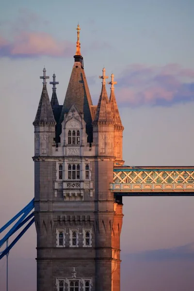 Μια Κάθετη Βολή Του Tower Bridge Στο Ηνωμένο Βασίλειο — Φωτογραφία Αρχείου