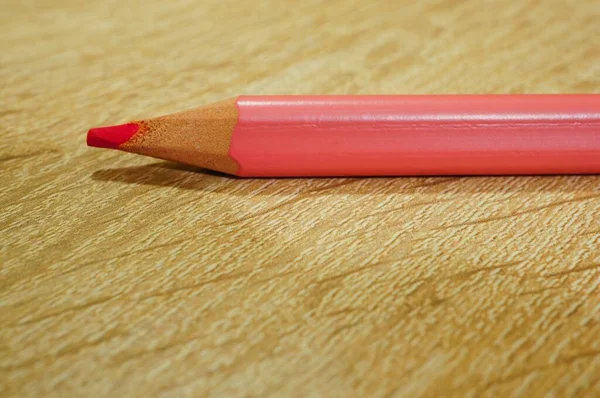 Nahaufnahme Eines Rosafarbenen Zeichenstifts Auf Einer Holzoberfläche — Stockfoto