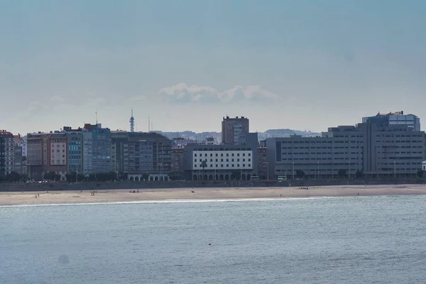 西班牙科鲁纳海滨建筑物的日间全景 — 图库照片