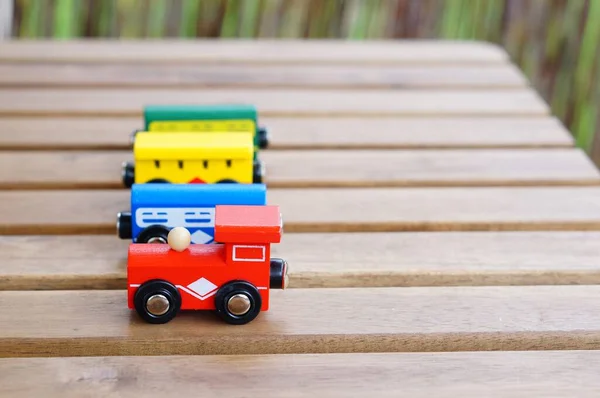 Tiro Close Carros Brinquedo Coloridos Uma Superfície Madeira — Fotografia de Stock