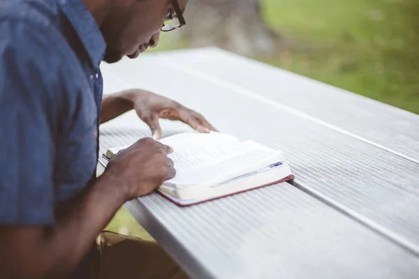 Homem Afro Americano Sentado Uma Mesa Lendo Bíblia — Fotografia de Stock