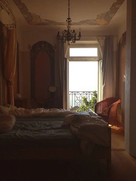 Fotografie Verticală Interiorului Unui Dormitor Design Interesant Balcon — Fotografie, imagine de stoc