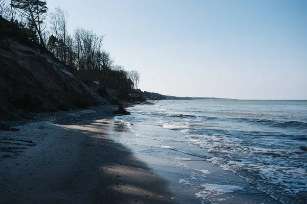 Plage Entourée Par Mer Les Falaises Couvertes Arbres Sous Lumière — Photo