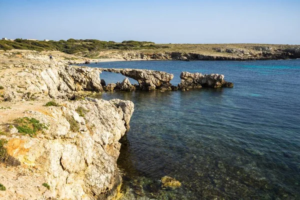 Pláž Cala Rotonda Favignaně Úžasným Kamenem Arch Ulysses Egadských Ostrovech — Stock fotografie