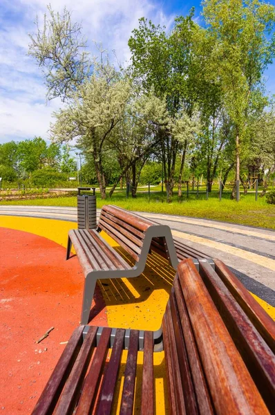 Ein Park Mit Verwitterten Holzbänken Tagsüber — Stockfoto