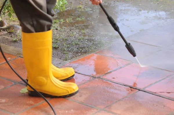 Una Persona Que Usa Botas Goma Amarillas Con Boquilla Agua —  Fotos de Stock