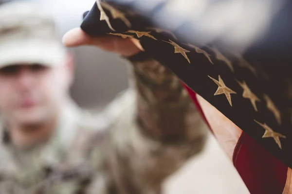 Eine Flache Fokusaufnahme Eines Amerikanischen Soldaten Mit Der Amerikanischen Flagge — Stockfoto
