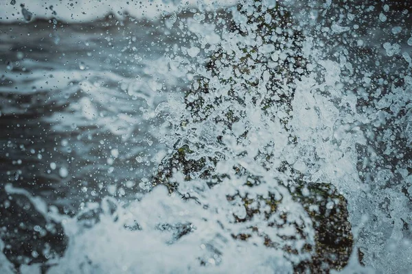 海の波の水滴のクローズアップショット 背景に最適です — ストック写真