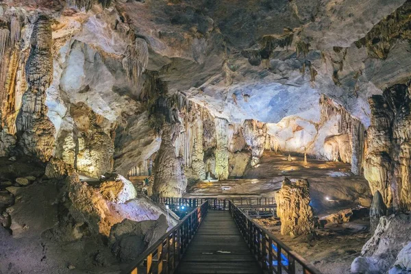 Sistema Paseo Marítimo Dentro Hermosa Cueva Paradise Vietnam — Foto de Stock