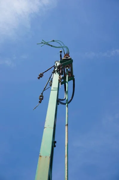 Eine Flache Aufnahme Eines Hohen Strommasten Unter Blauem Himmel — Stockfoto